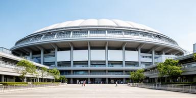 福岡市のPayPayドームを外周広場から見上げた昼の風景